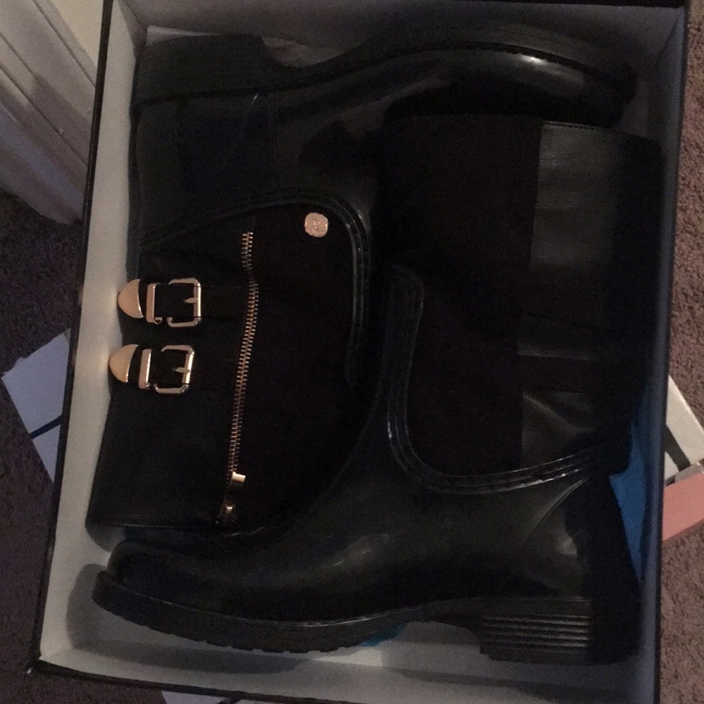 Cutest rain boots with gold embellishments!